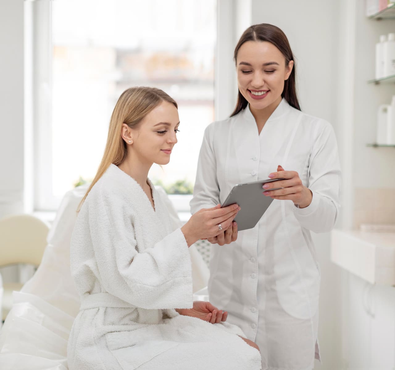 Esteticista conversando com a cliente
