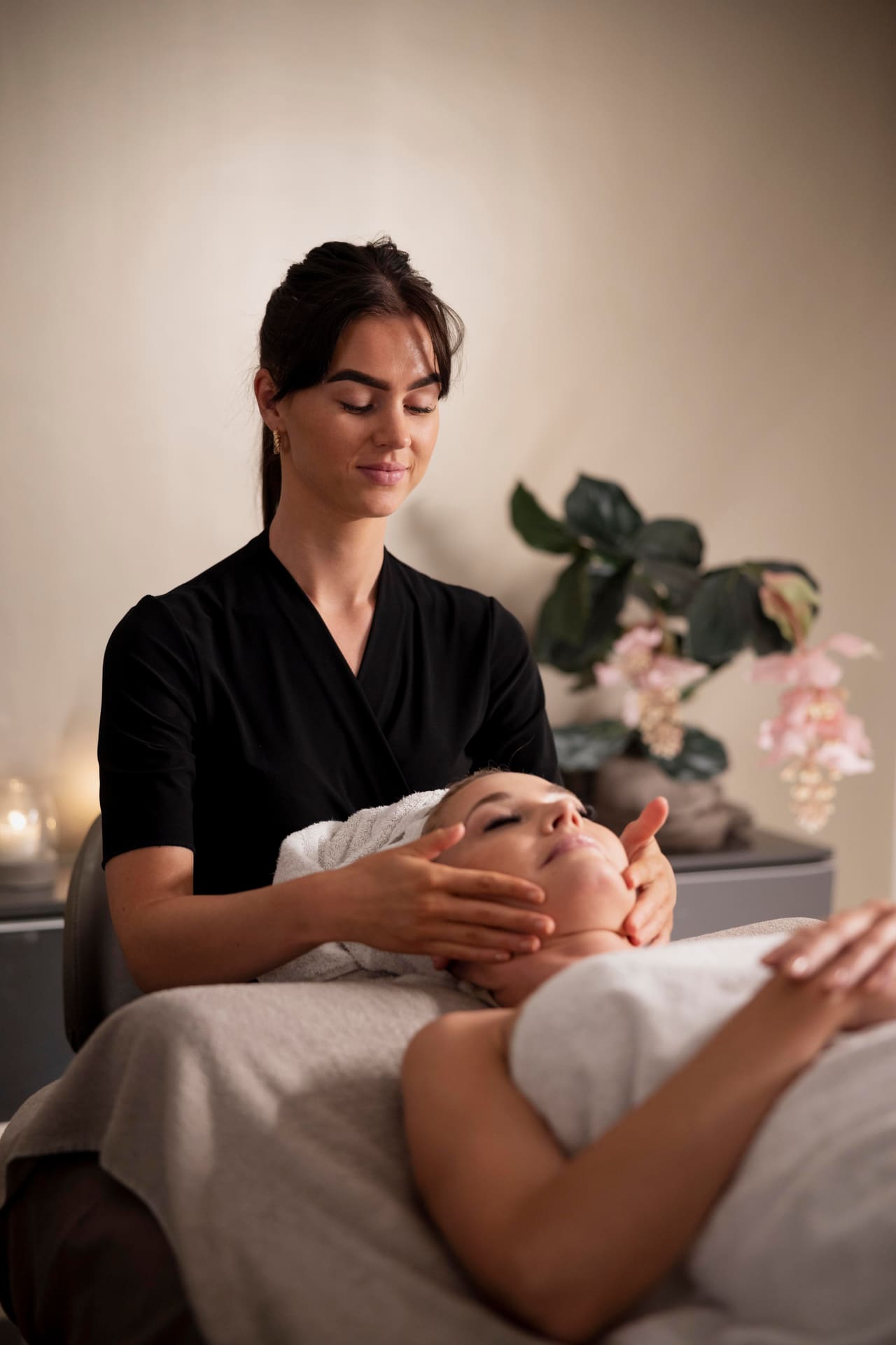 Esteticista fazendo massagem facial